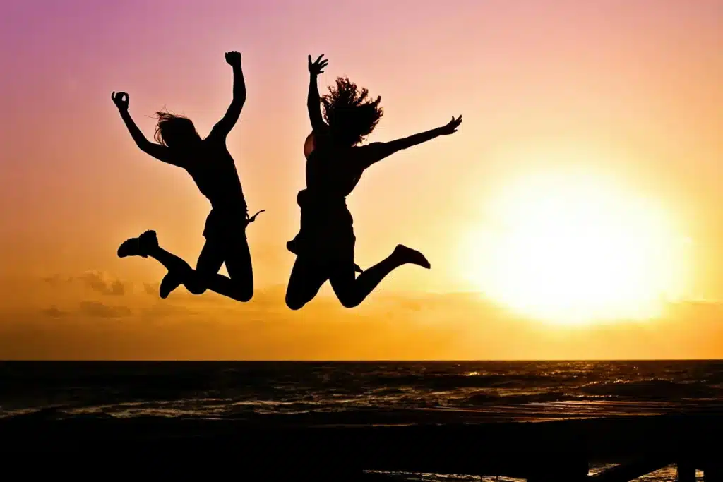 2 Silhouettes jumping